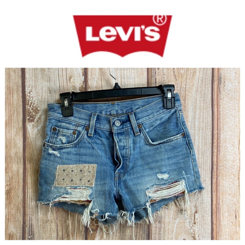 ➡️Levi’s 501 Patched Denim Short Size 24x2”